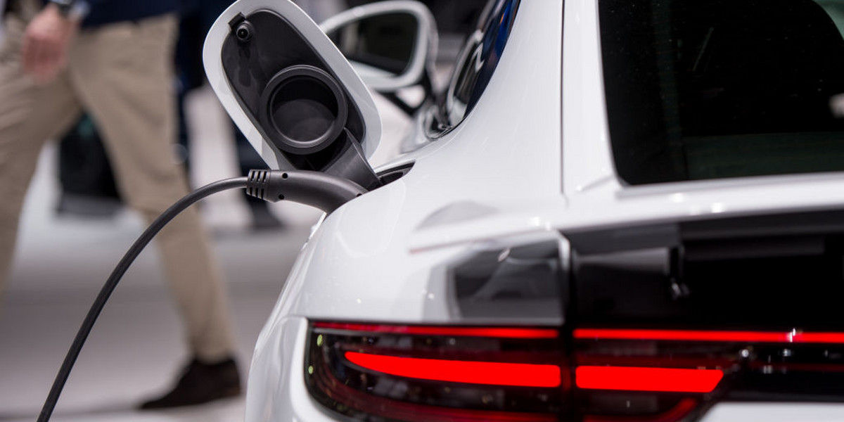 
Według optymistycznych progoz analityków z Bloomberg New Energy Finance ceny aut elektrycznych zrównają się z cenami ich tradycyjnych odpowiedników już w 2022 roku.