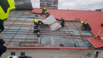 Kamiont borított fel, tetőket szaggatott meg a szélvihar: 241 helyszínre riasztották a tűzoltókat – fotók, videók