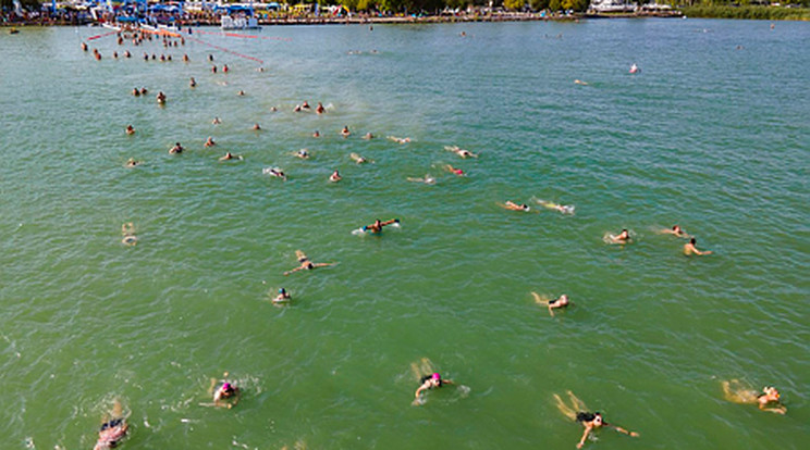 A szeles időjárás miatt új időpontban rendezik meg a Balaton-átúszást / Fotó:MTI/Varga György