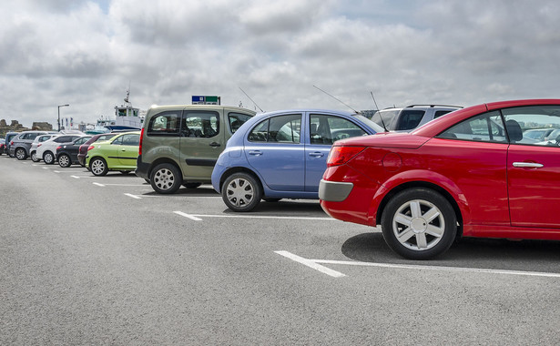 Stawka parkingowa uzależniona od średniej pensji? Ministerstwo rozważa kolejny wariant