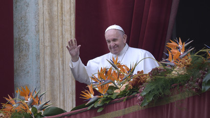 Megkezdte háromnapos látogatását Romániában Ferenc pápa