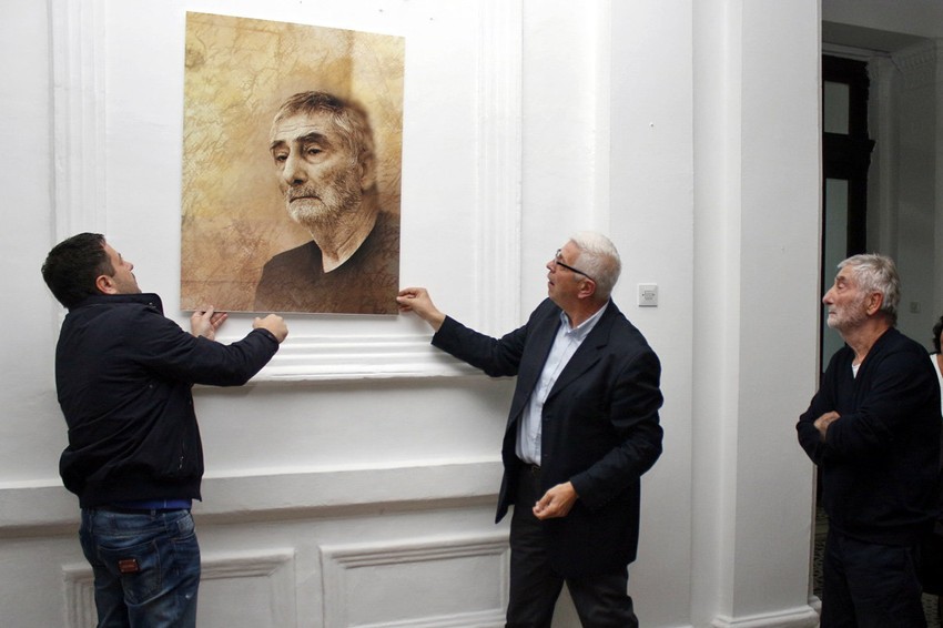 Ljuba Popović posmatra postavljanje portreta u gimnaziji