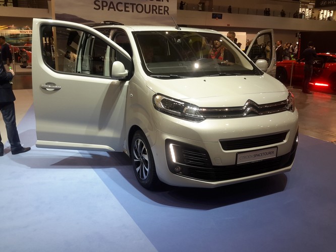 Koncern PSA wypuścił dwa bliźniacze modele – Peugeot Traveller i Citroen Spacetourer. Prezentowany na zdjęciu dostawca Citroena będzie dostępny w trzech wariantach z różnymi konfiguracjami wnętrza. Auta korzysta przy tym z nowego wariantu modułowej platformy EMP2, wykorzystanej wcześniej w modelach C4 Picasso i Grand C4 Picasso. Debiut w sprzedaży zapowiadany jest na lato tego roku.