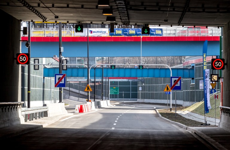 Na całej długości odcinek G2 przebiega bezkolizyjnie i według danych spółki DTŚ SA skraca czas przejazdu o około 65 proc. Wartość kontraktowa robót na odcinku G2 wyniosła według umowy podstawowej 747,1 mln zł brutto. Całkowita wartość tego kontraktu sięgnęła 761 mln zł brutto.
<br>
Według prezesa DTŚ SA w latach 1993-2012 Ireneusza Maszczyka, który pracował przy przygotowaniach i koordynacji poszczególnych budowach trasy Katowice-Gliwice od 1982 r., przebieg trasy w centrum Gliwic jest najlepszy z możliwych – wykorzystano istniejący w tym miejscu od początku XIX w. do 1936 r. szlak komunikacyjny – Kanał Kłodnicki.

<br>mtb/ lun/ woj/
<br><br> fot. (zuz) PAP/Andrzej Grygiel