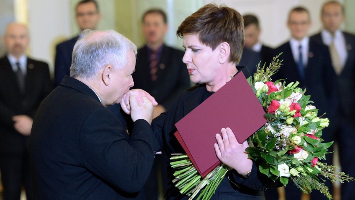 Polityczne prawidło mówi, żeby najcięższe wizerunkowo działania i reformy przeprowadzać w pierwszym roku rządów. PiS uwinął się z tym w nieco ponad dwa tygodnie.