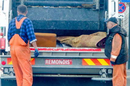 Usługi cały czas drożeją. Najbardziej wywóz śmieci i turystyka za granicą