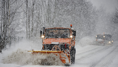 Napokig tarthat ez a kaotikus állapot – Már a Magyar Közút is figyelmeztetést adott ki a hó miatt