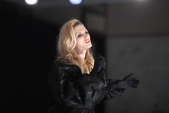 OGROMAN IZREZ, DUGE NOGE U PRVOM PLANU Sve oči uprte u Nevenu Božović na reviji: Od muža pilota ni traga ni glasa (VIDEO)