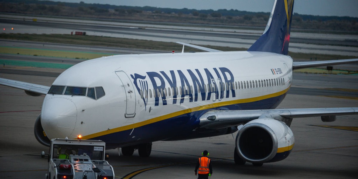 Ryanair Sun (pod nową marką Buzz) operuje połączeniami czarterowymi i zagranicznymi irlandzkiego taniego przewoźnika z Polski. 