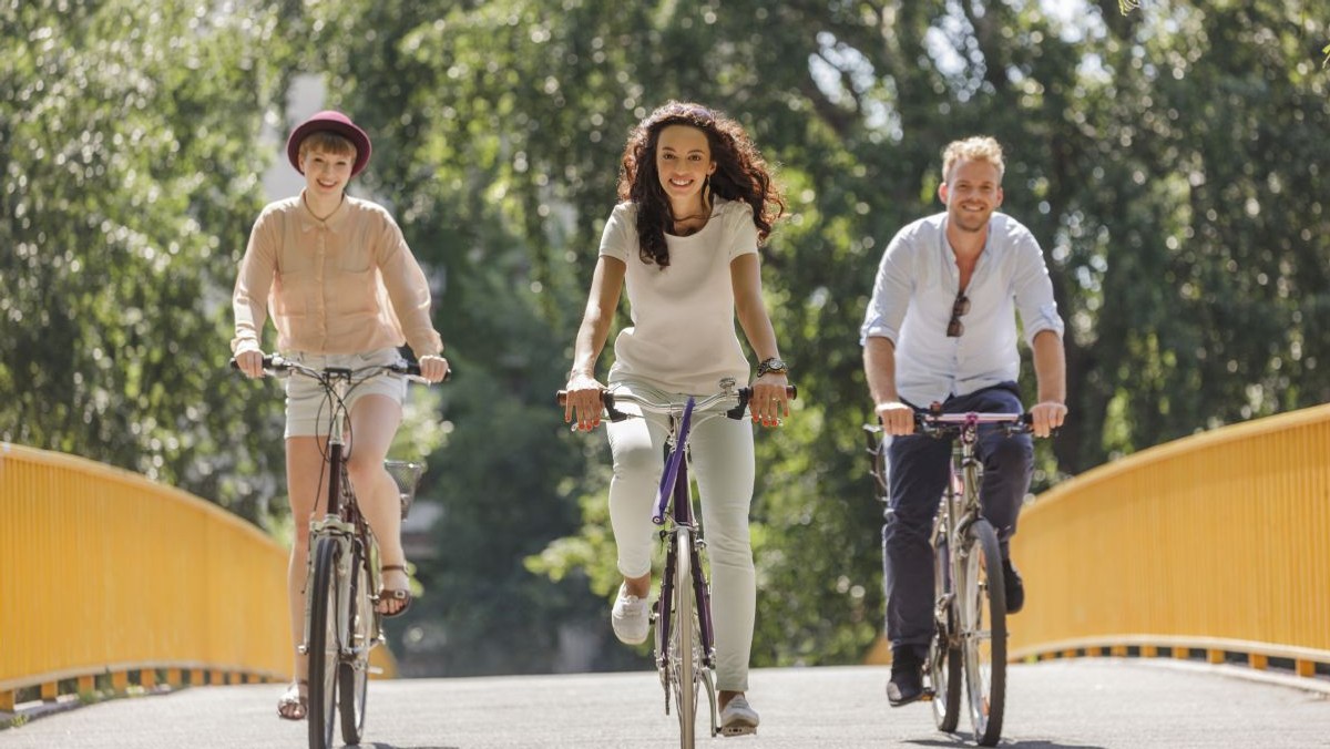 Ilu rowerzystów to jednocześnie kierowcy samochodów? W jakim celu najchętniej korzystamy z "dwóch kółek"? Czy bardziej boimy się wypadku, czy kradzieży roweru? Te i inne pytania znajdziemy w badaniu, które przeprowadza Fundacja Allegro All For Planet w ramach kampanii społecznej "Kręć Kilometry". Badanie ma objąć nawet kilkanaście tysięcy rowerzystów.