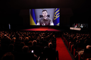Zełenski w Cannes: Ukraińcy są przetrzymywani w rosyjskich obozach utworzonych na wzór nazistowski