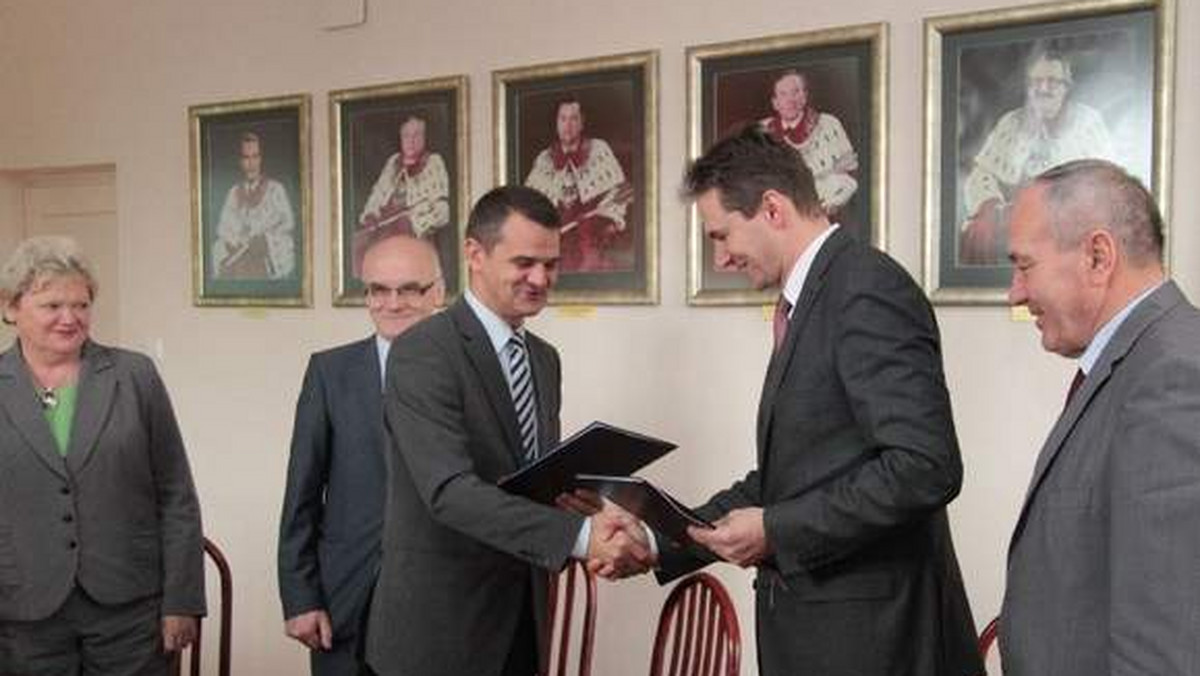 Podpisano umowę w sprawie finansowania projektu "MED REH". Jego finałem ma być uruchomienie kierunku lekarskiego na Uniwersytecie Jana Kochanowskiego.