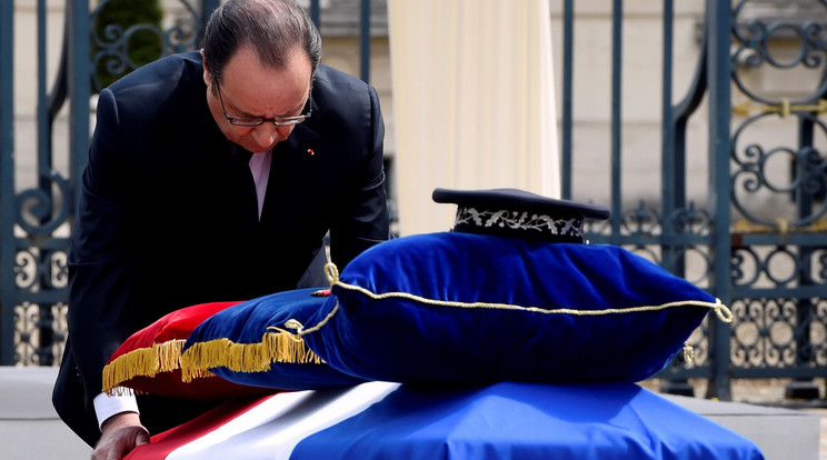 A francia köztársasági elnök is lerótta kegyeletét /Fotó: MTI