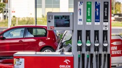PSL i Lewica mają sposób na obniżenie cen paliw. Orlen na celowniku