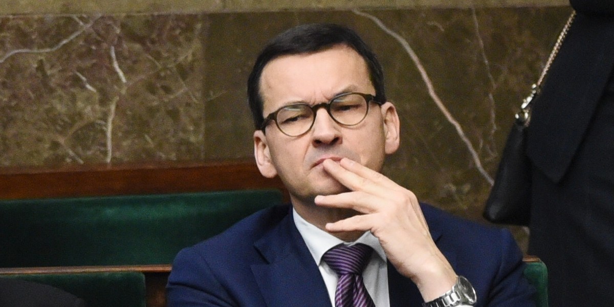 Musiało minąć kilka dni od ujawnienia planów podwyżek dla najważniejszych polityków, zanim premier Mateusz Morawiecki zareagował. Polacy są oburzeni. 