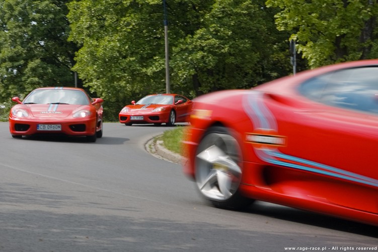 Podczas wyścigu zobaczysz szybkie bryki i ...