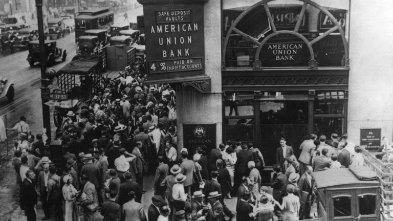 Tłum przed American Union Bank w Nowym Jorku we wczesnej fazie Wielkiego Kryzysu. Zdjęcie z 1932 roku - domena publiczna