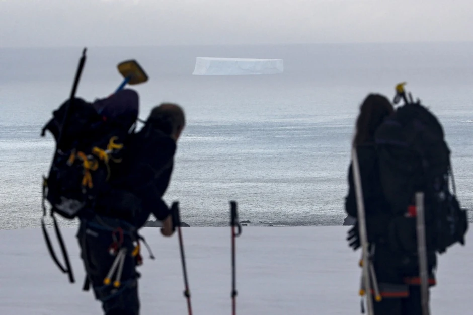 Čileanski glaciolozi posmatraju ledeni breg u Drejkovom prolazu kod Južnih Šetlandskih ostrva na Antarktiku 10. marta 2020.
