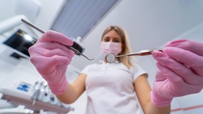 Dentysta na NFZ: co przysługuje za darmo w 2025 roku? Polacy przepłacają, choć mają to w pakiecie