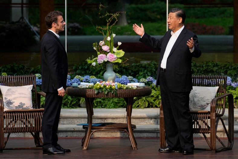 Przywódca Chin Xi Jinping (po prawej) i prezydent Francji Emmanuel Macron (po lewej) rozmawiają przed ceremonią parzenia herbaty w rezydencji gubernatora prowincji Guandong w Kantonie, 7 kwietnia 2023 r.