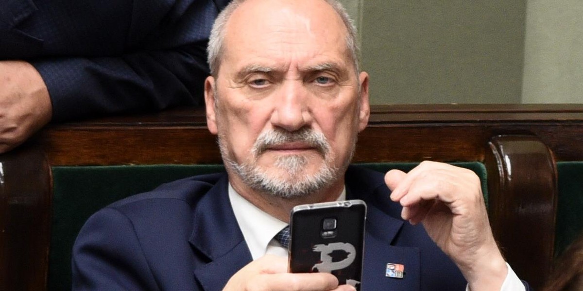 Macierewicz gra na czas z powstańcami