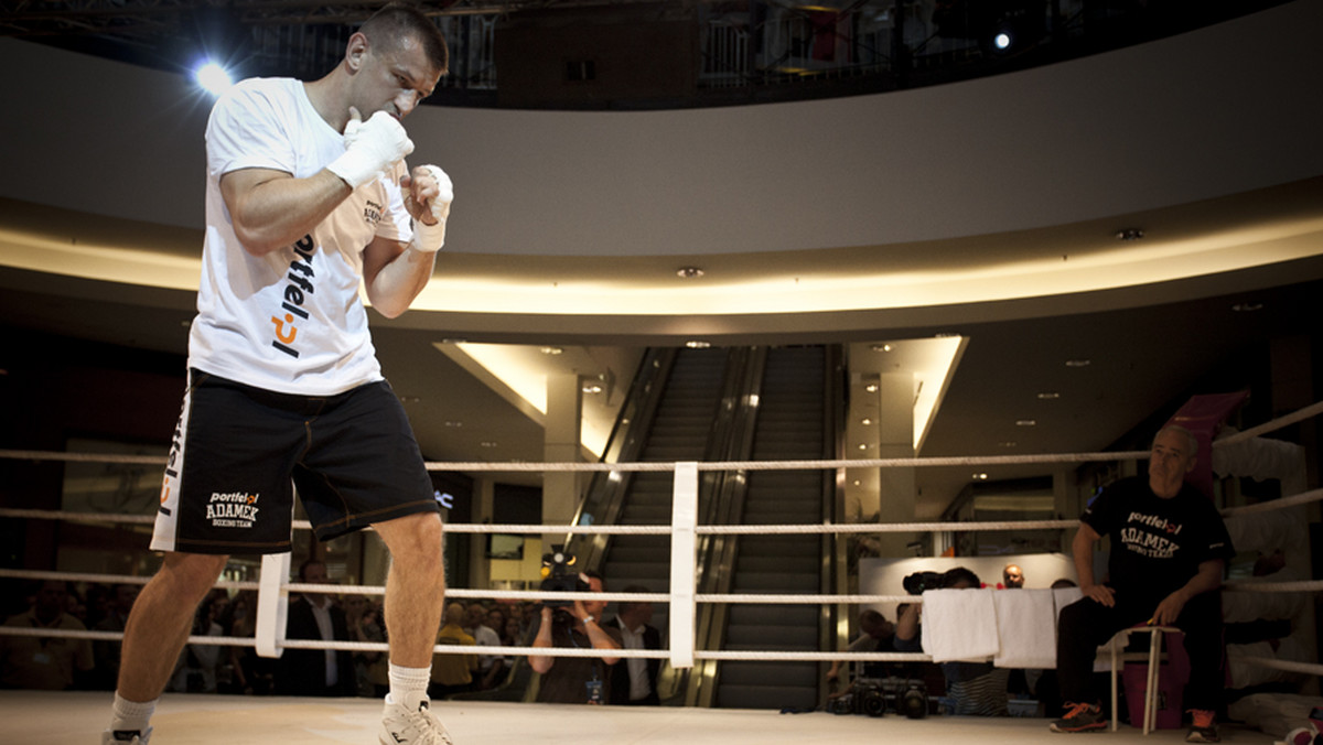 Tomasz Adamek (49-2, 29 KO) powróci na ring 16 listopada walką na gali bokserskiej pokazywanej przez telewizję NBC - poinformował dziennikarz ESPN Dan Rafael, powołując się na promotorkę polskiego pięściarza Kathy Duvę.