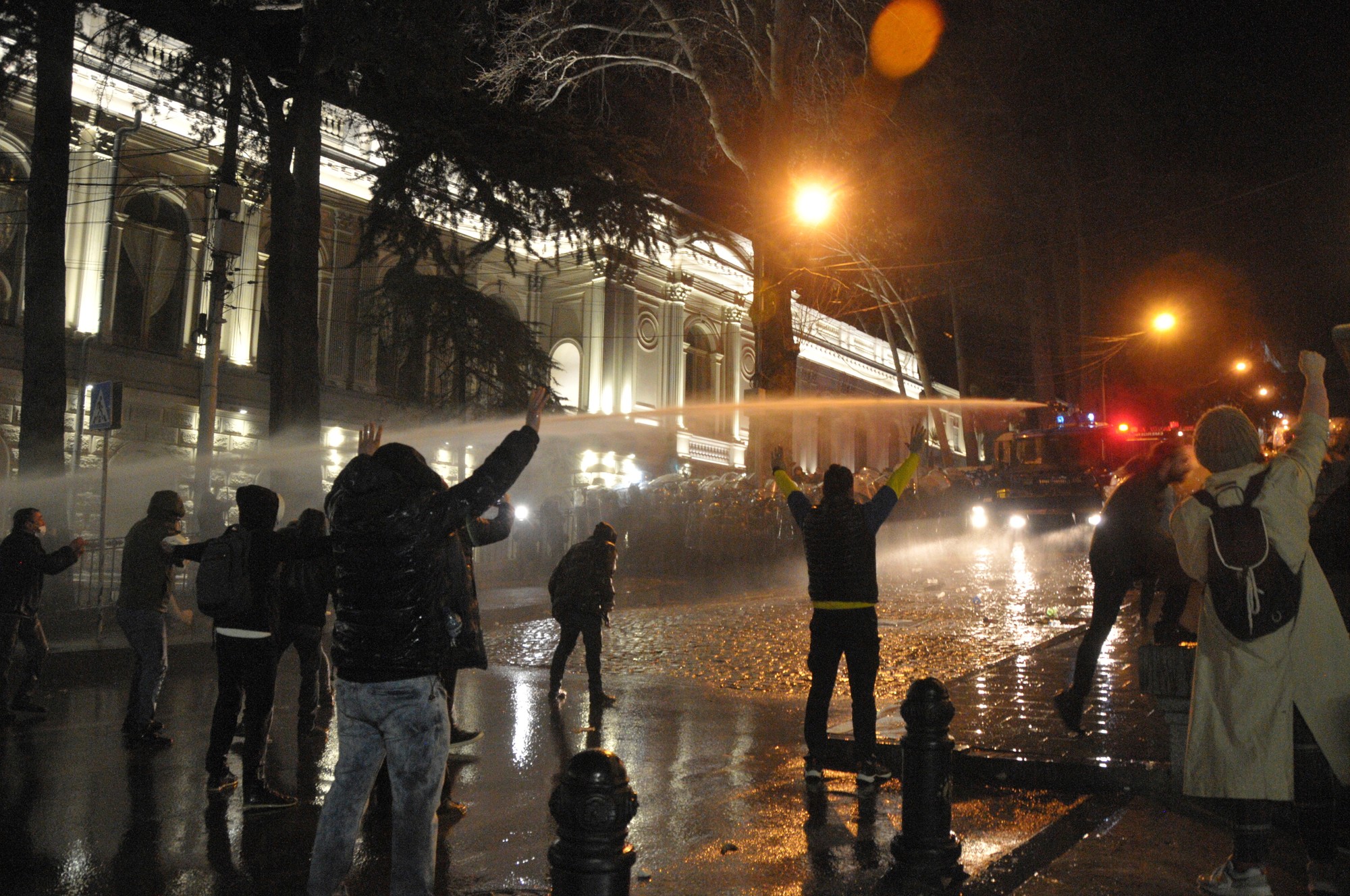 Kontroverzný návrh zákona o zahraničných agentoch vyvolal v Gruzínsku hromadné protesty.