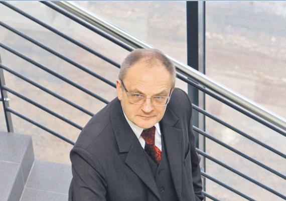 <strong>32. Bogumił Brzeziński, przewodniczący Rady Konsultacyjnej Prawa Podatkowego, pierwszy raz w rankingu</strong>
<br></br>
Kto myśli, że podatki są nudne, za jego sprawą z pewnością zmieni zdanie. Wiecznie żartujący prof. Brzeziński, szef rady stanowiącej eksperckie zaplecze nowo powołanej Komisji Kodyfikacyjnej Ogólnego Prawa Podatkowego, to bowiem oaza dobrego humoru. Ale też fachura, jakich mało. Jest zatem duża szansa, że efekty prac nad nową ordynacją podatkową wywołają uśmiech adresatów tych regulacji.
<br></br>
ESZA
<br></br>