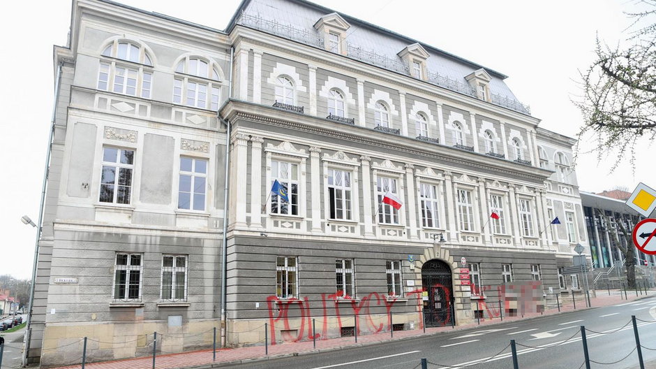 Zniszczona elewacja na budynku urzędu miasta w Tarnowie
