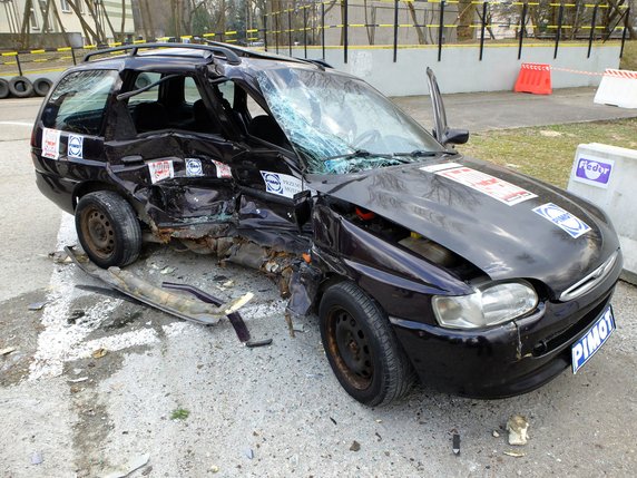 Crashtest starego Forda Escorta