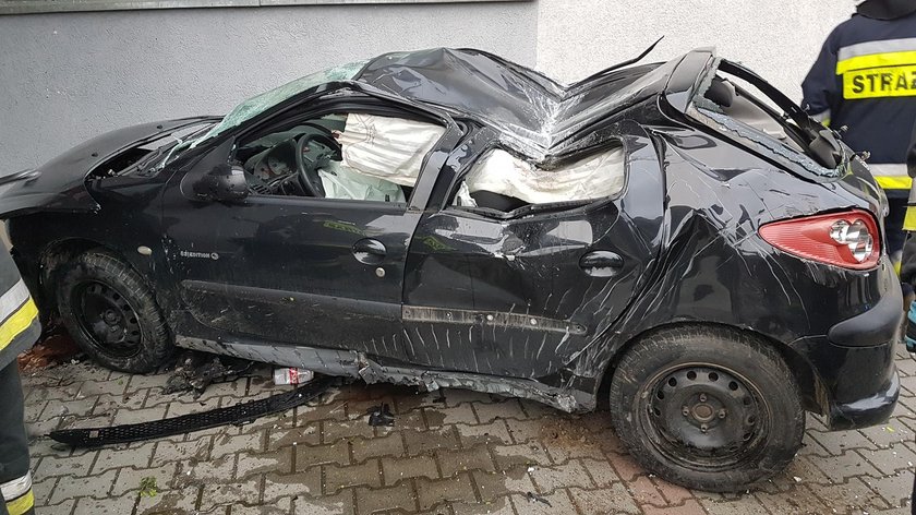 Gródek nad Dunajcem. Auto roztrzaskało się o drzwi do szkoły