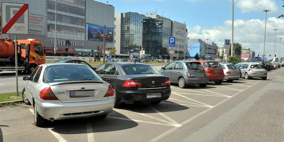 Urzędnicy płacą grosze za parking