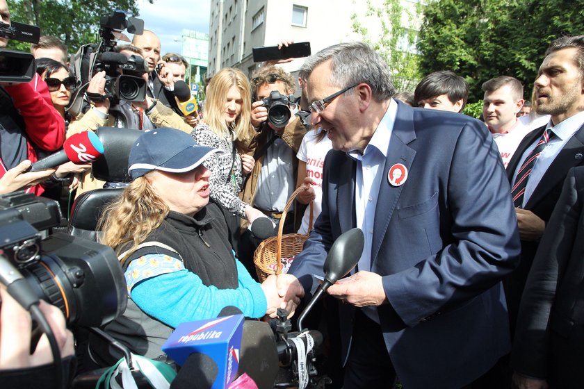 Kobieta skarży sztab Komorowskiego: Zrobili ze mnie agentkę PiS!