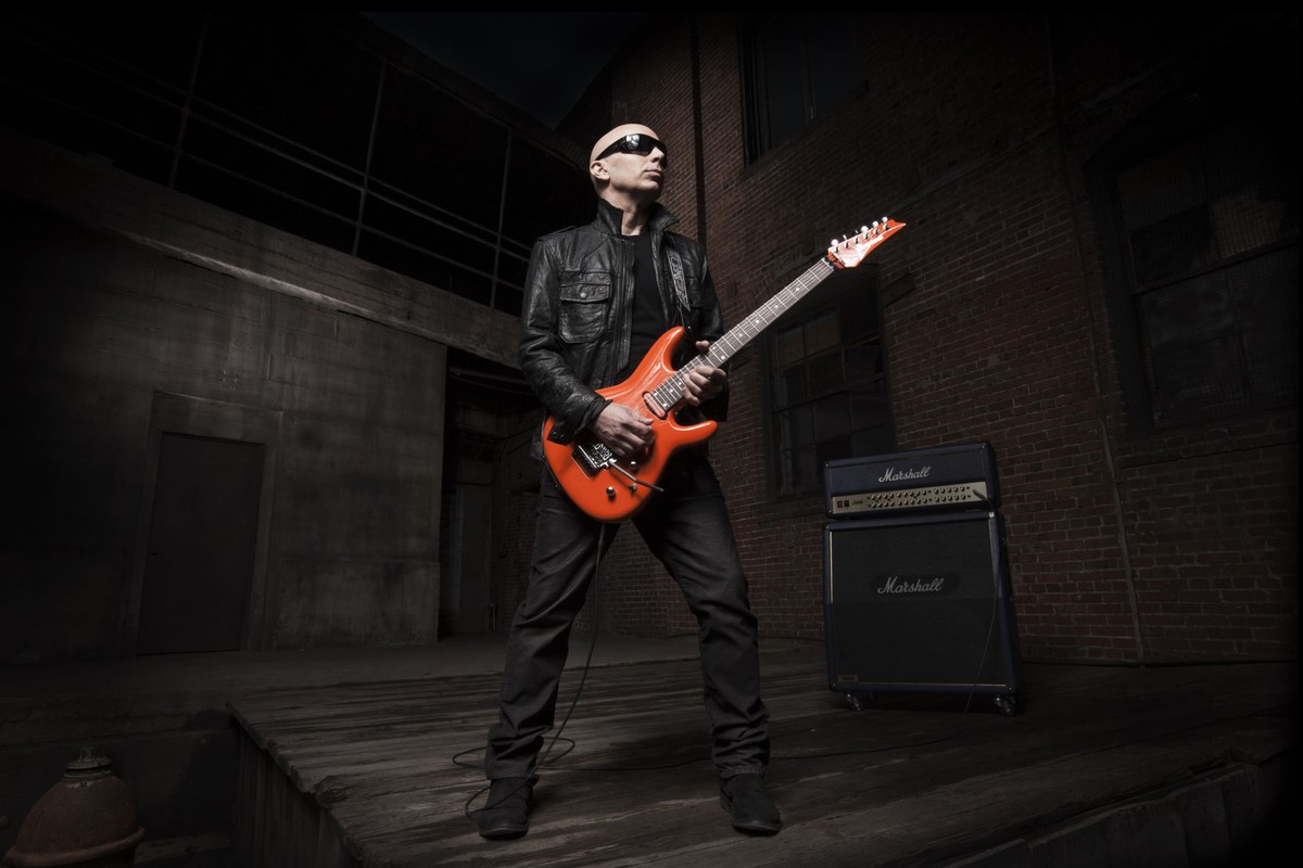Brian May opowie wszystko o Joe Satrianim