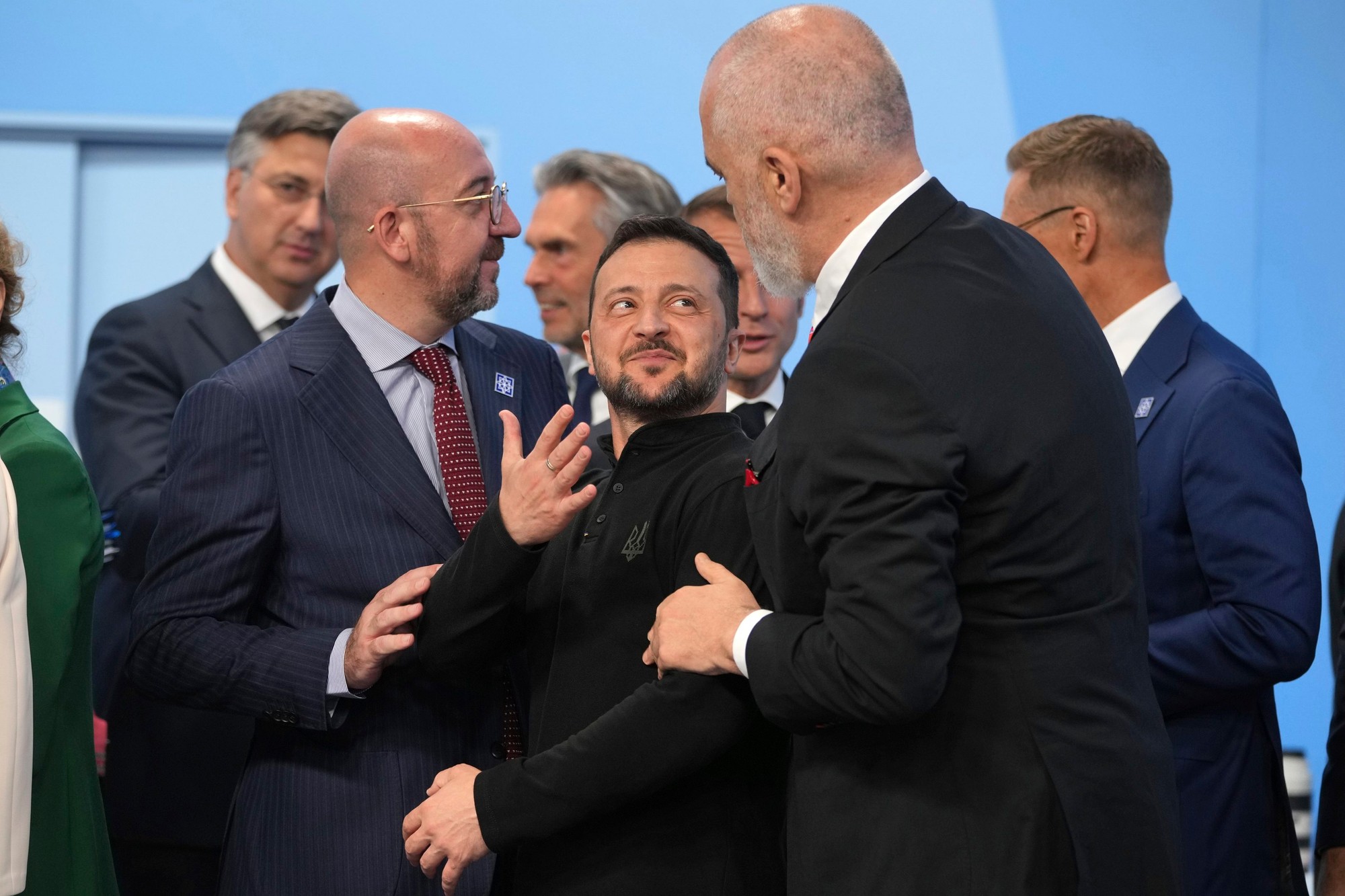 Albánsky premiér Edi Rama (vpravo) objíma ukrajinského prezidenta Volodymyra Zelenského.