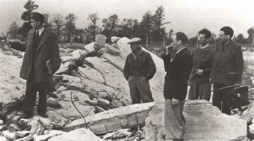 Oględziny ruin komory gazowej i krematorium II Auschwitz, maj 1945 r.; pierwszy z lewej Jan Sehn