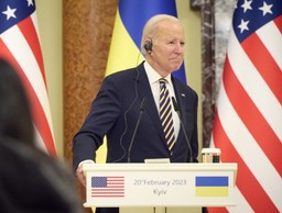 Joe Biden w Kijowie obiecuje kolejne miliardy dolarów wsparcia. "Cały świat jest z panem, panie prezydencie Zełenski"