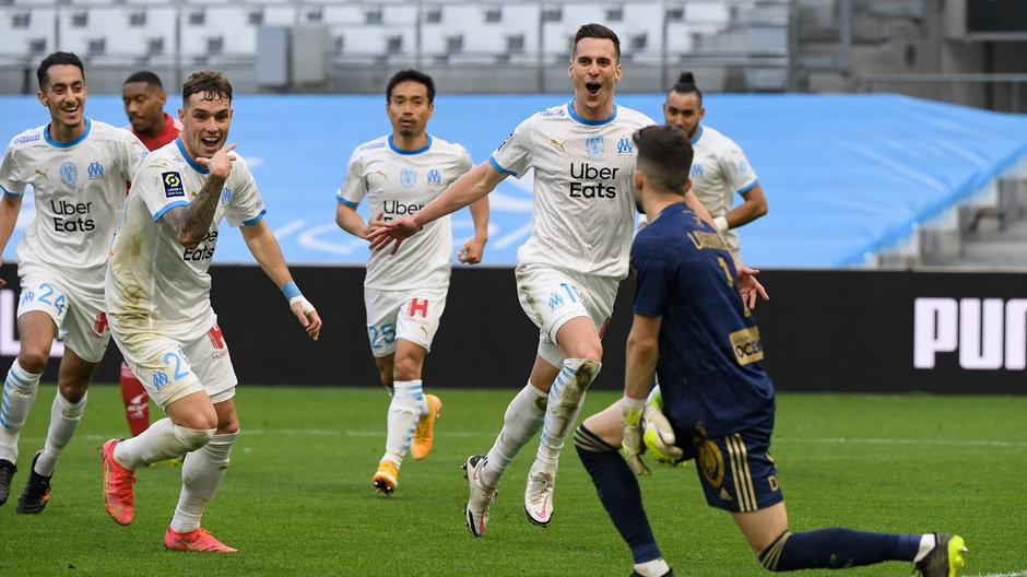 Arkadiusz Milik w barwach Olympique Marsylia podczas meczu ze Stade Brestois (fot. NICOLAS TUCAT / AFP)