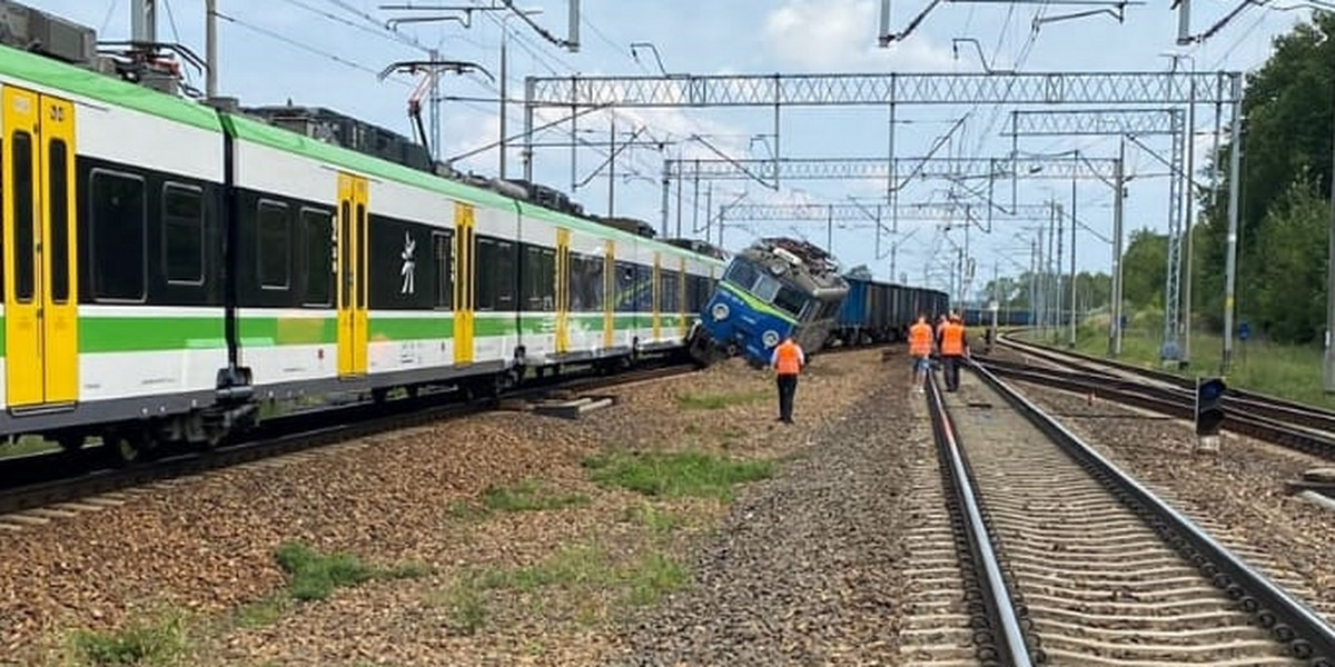 Zderzenie pociągów w Skierniewicach. Towarowy najechał na tył osobowego.