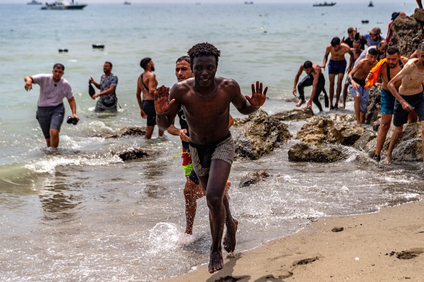 Migranti pokušavaju da pređu iz Maroka u špansku enklavu Seutu, Španija digla vojsku