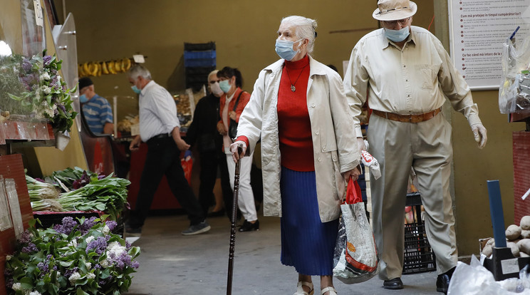 Védőmaszkot viselő idős pár egy bukaresti piacon / Fotó: MTI EPA