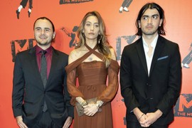 PROKLETSTVO DECE MAJKLA DŽEKSONA Ćerka jedva preživela PAKAO, pevač najmlađim sinom MAHAO PREKO SIMSA dok je još bio beba, a svi se kao ajkule BORE ZA NASLEDSTVO