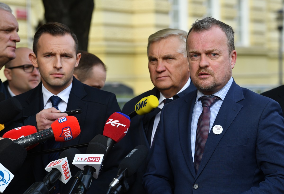 Prezydent Ciechanowa Krzysztof Kosiński (3L), prezydent Białegostoku Tadeusz Truskolaski (2P) i prezydent Sosnowca Arkadiusz Chęciński (P) podczas konferencji prasowej przed KPRM w Warszawie