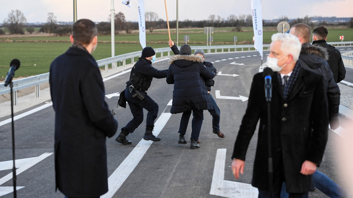 Premier Mateusz Morawiecki, a z tyłu protestujący rolnicy