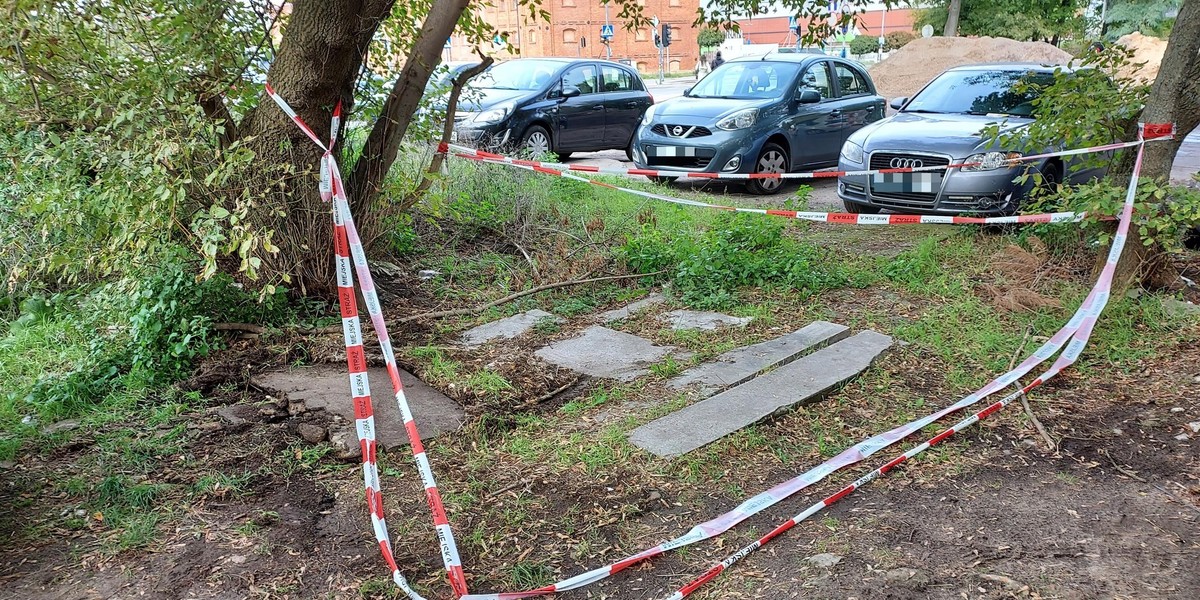 Cmentarz Stary w Łodzi. Auta parkowały na płytach z grobu.