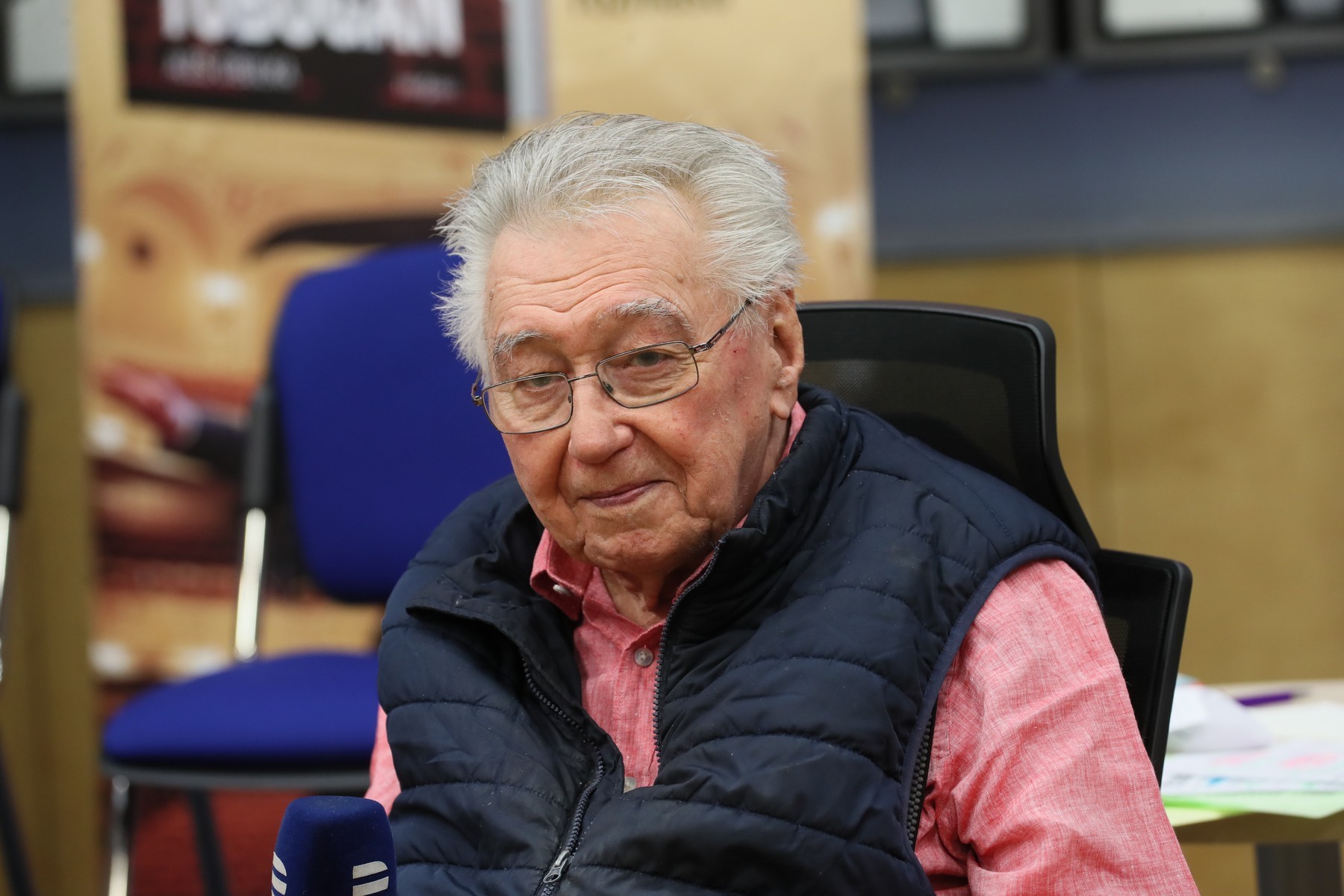 Český herec a obľúbený spevák Josef Zíma.