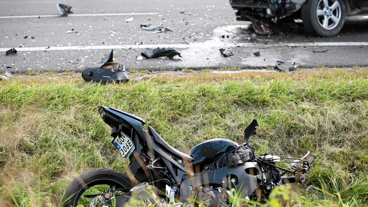 Po tygodniach rekonwalescencji syn byłego prezydenta Lecha Wałęsy, europoseł Jarosław Wałęsa, powoli odzyskuje siły po groźnym wypadku motocyklowym, do którego doszło na początku września. Może już ruszać lewą ręką i na nowo uczy się siadać - informuje "Super Express".