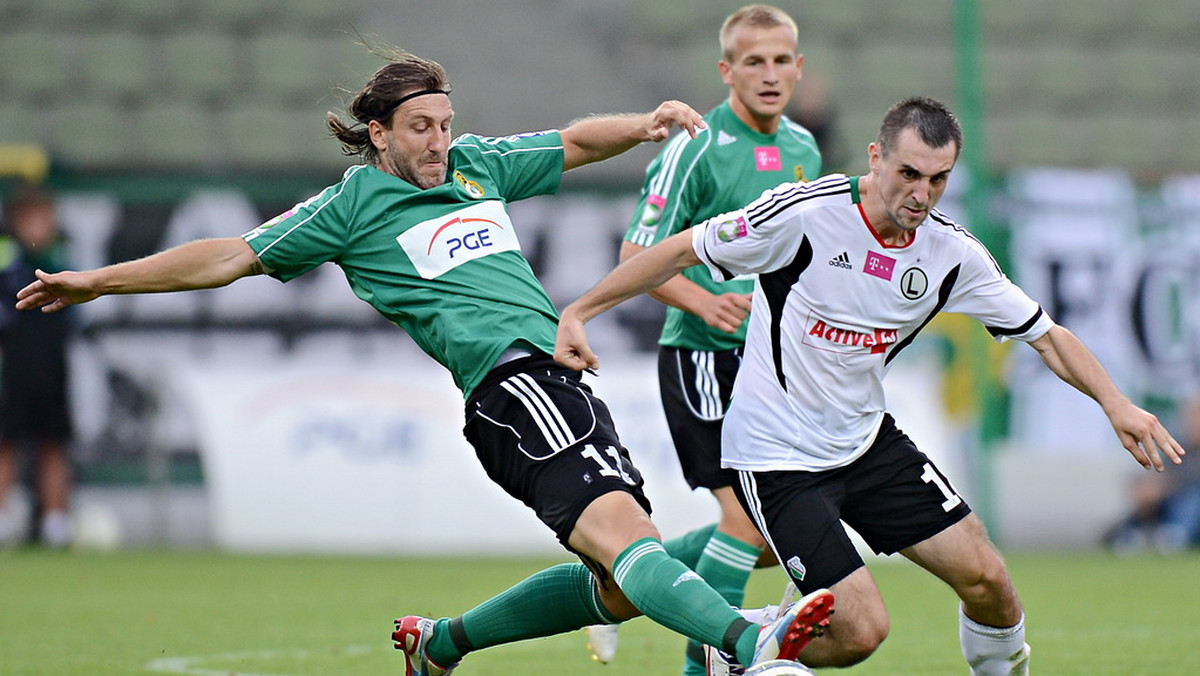 W niedzielnych meczach piłkarskiej Ekstraklasy dwukrotnie padł wynik 2:0. Mistrz Polski Śląsk Wrocław poradził sobie na swoim stadionie z Koroną Kielce, a kilka godzin później stołeczna Legia pokonała na wyjeździe PGE GKS Bełchatów i utrzymała pozycję lidera.