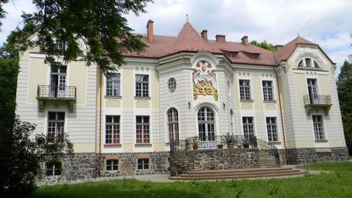 Pałac w Weryni jest najpiękniejszym zabytkiem architektury dworskiej powiatu kolbuszowskiego. Obecnie jego właścicielem jest Uniwersytet Rzeszowski. Spadkobiercy chcą go odzyskać.