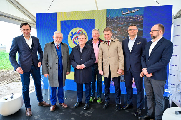 Wiceminister sportu i turystyki Ireneusz Raś, marszałek województwa małopolskiego Witold Kozłowski, prezydent Krakowa Jacek Majchrowski, dyrektor generalny Ryanair Michael O’Leary oraz prezes Kraków Airport Radosław Włoszek podczas konferencji